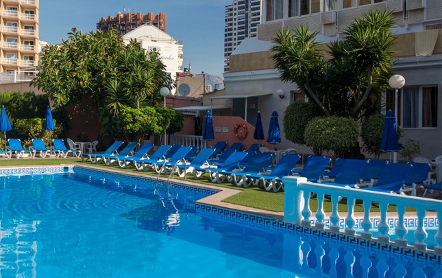 Junior vista piscina Hotel Magic Villa Benidorm