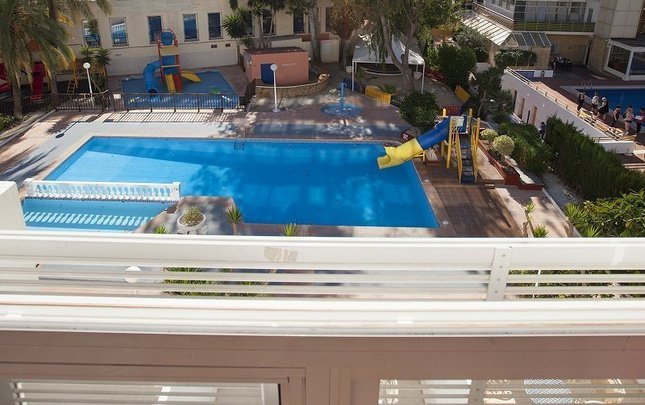 Junior vista piscina Hotel Magic Villa Benidorm